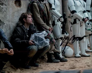 Gareth Edwards autograph