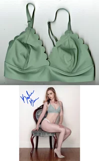 Karoline Keri autograph