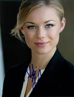 Nikki Leigh autograph