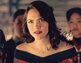 Violett Beane autograph