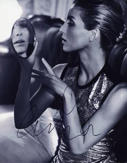 Annabelle Wallis autograph