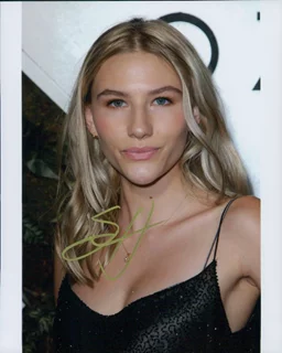 Sofia Hublitz autograph