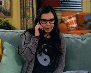 Isabella Gomez autograph