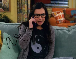 Isabella Gomez autograph