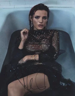 Bella Thorne autograph