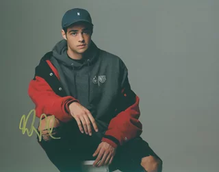 Noah Centineo autograph