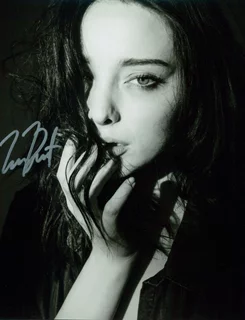 Emma Dumont autograph