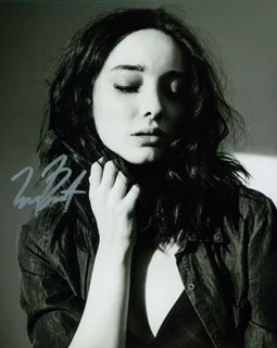 Emma Dumont autograph