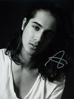 Avan Jogia autograph