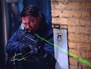 Karl Urban autograph