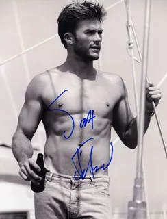 Scott Eastwood autograph