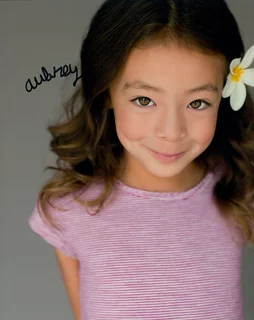 Aubrey Anderson-Emmons autograph