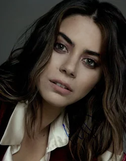 Lorenza Izzo autograph