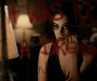 Lorenza Izzo autograph