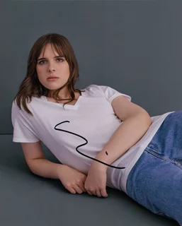 Hari Nef autograph