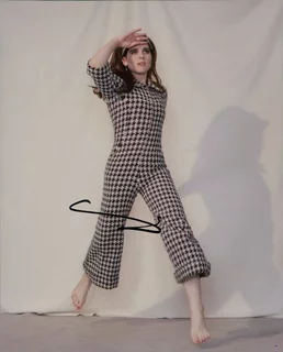 Hari Nef autograph