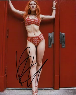 Bella Thorne autograph