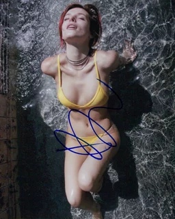 Bella Thorne autograph