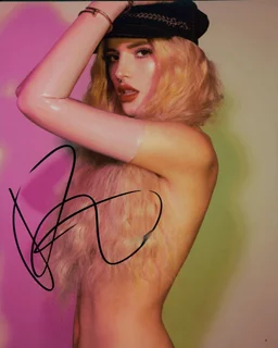 Bella Thorne autograph