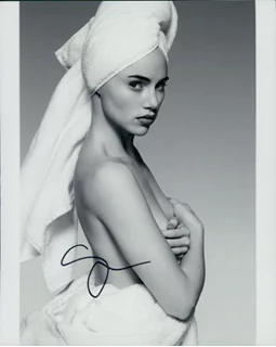 Suki Waterhouse autograph