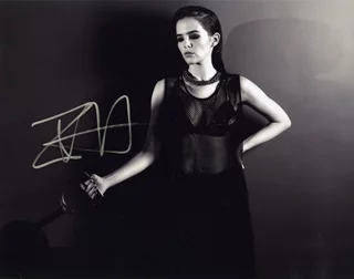 Zoey Deutch autograph