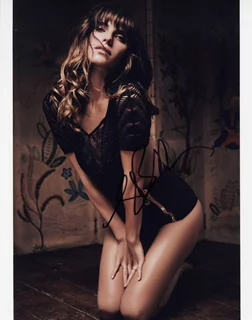 Lake Bell autograph