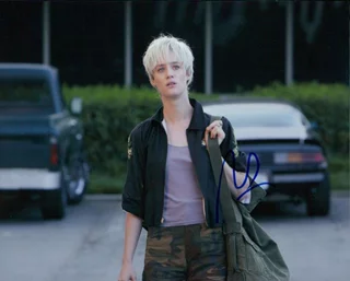 Mackenzie Davis autograph