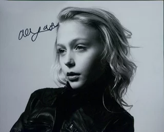 Alyvia Lind autograph