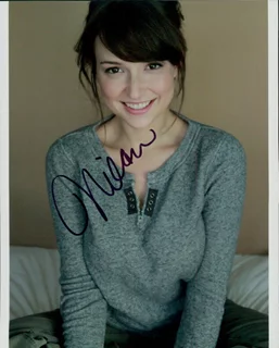 Milana Vayntrub autograph