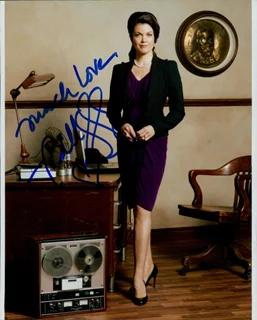 Bellamy Young autograph