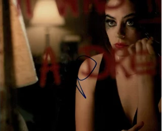 Lorenza Izzo autograph