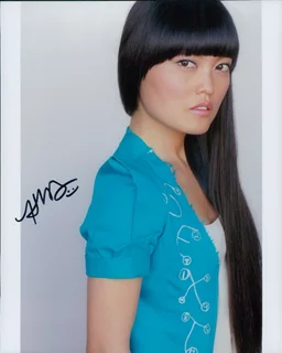 Hana Mae Lee autograph