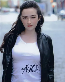 Abby Quinn autograph