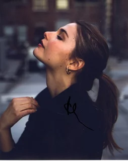 Stefanie Scott autograph