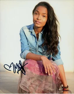Yara Shahidi autograph