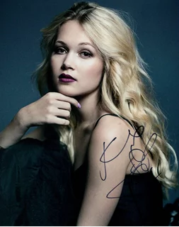 Kelli Berglund autograph