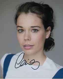 Laia Costa autograph