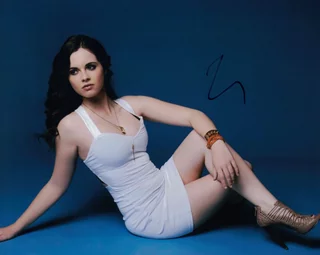 Vanessa Marano autograph