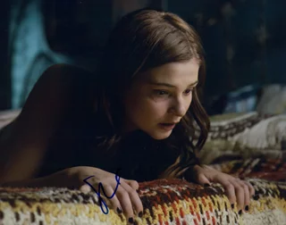 Stefanie Scott autograph