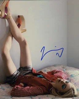 Elle Fanning autograph