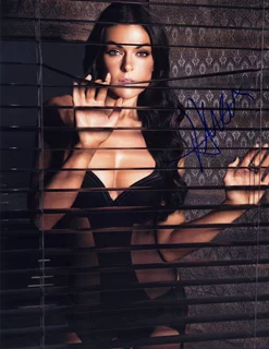 Serinda Swan autograph