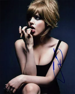 Elizabeth Gillies autograph
