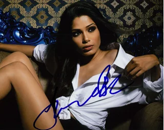 Freida Pinto autograph