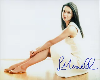 Laura Mennell autograph
