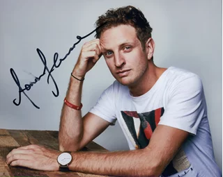 Aaron Glenane autograph