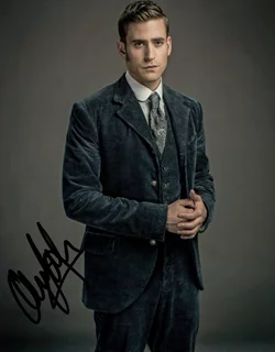 Oliver Jackson-Cohen autograph