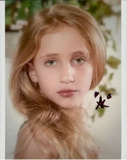 Ava Kolker autograph