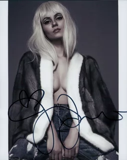 Victoria Justice autograph