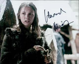 Hannah Murray autograph