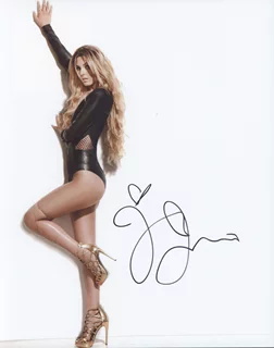 Victoria Justice autograph